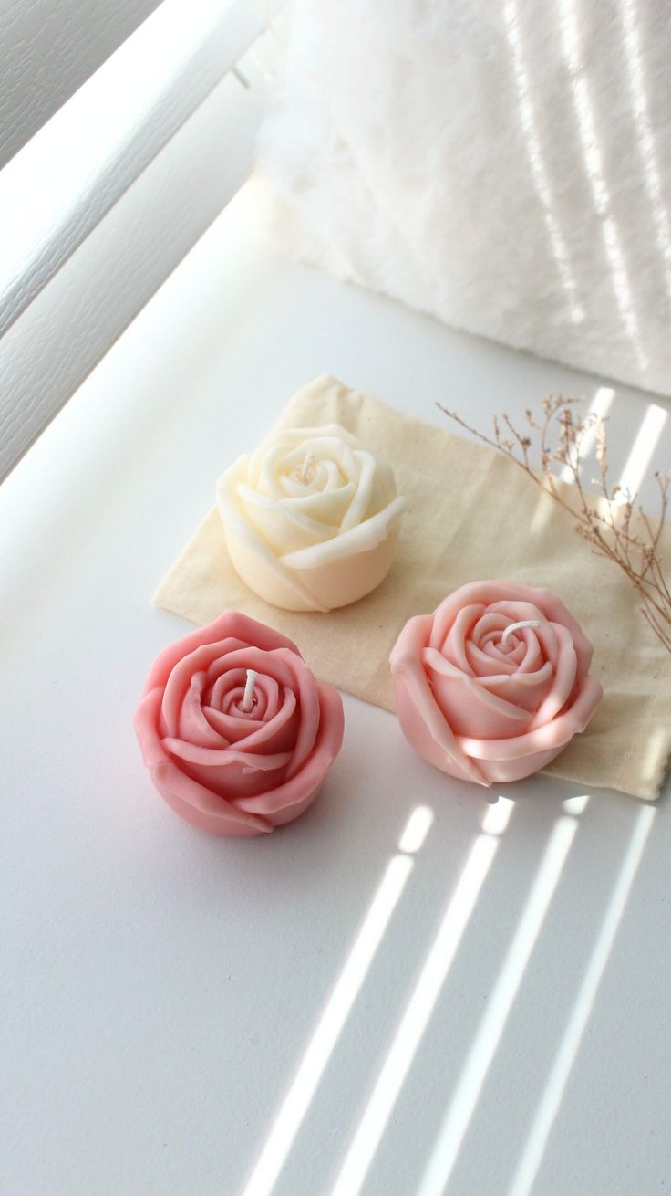 Rose Bud Candle – Romantic Floral Scent